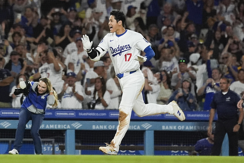 MLB》大谷翔平歷史性再見滿貫砲　光芒Siri丟回觀眾席