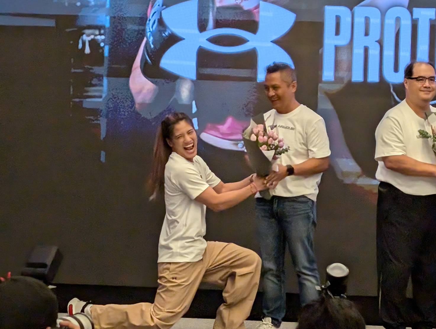 拳擊》單膝跪地獻花見師徒好交情　陳念琴將續拚洛杉磯奧運