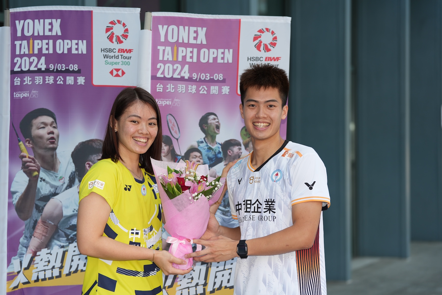 韓國羽球公開賽》弟李佳豪銀牌　姊李佳馨獻花變粉絲