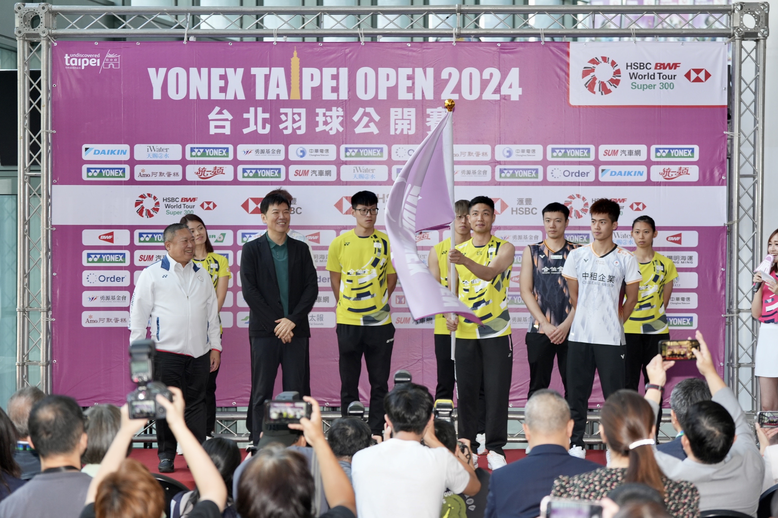 台北羽球公開賽》捍衛主場　周天成、李佳豪代表受旗