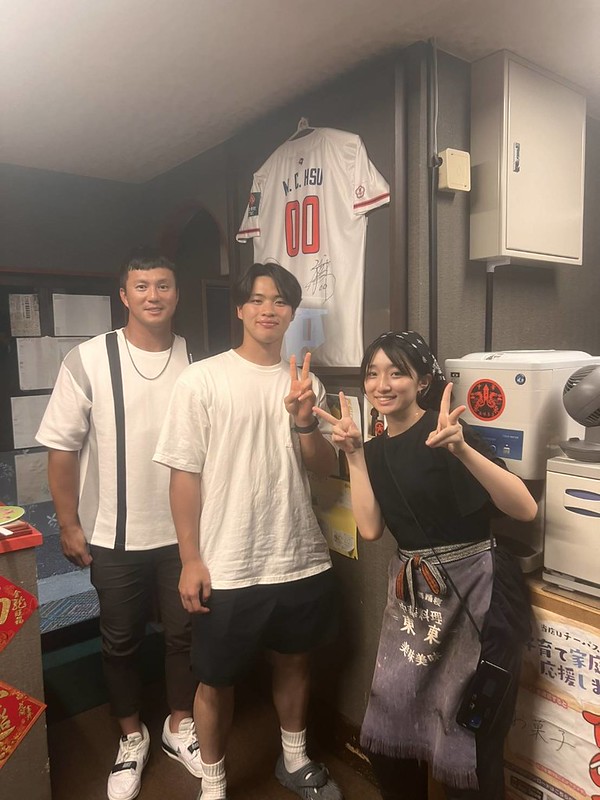 日職》許銘傑女兒穿圍裙漂亮開球 　還越洋電話跟爸爸惡補