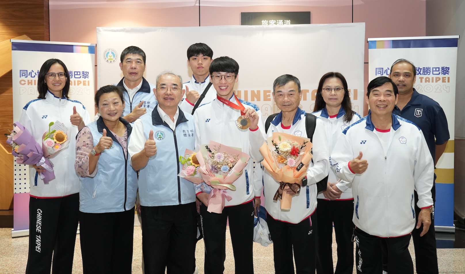 帕運》跆拳道蕭翔文踢銅返國　教練吳燕妮共同上台繞場背後有故事