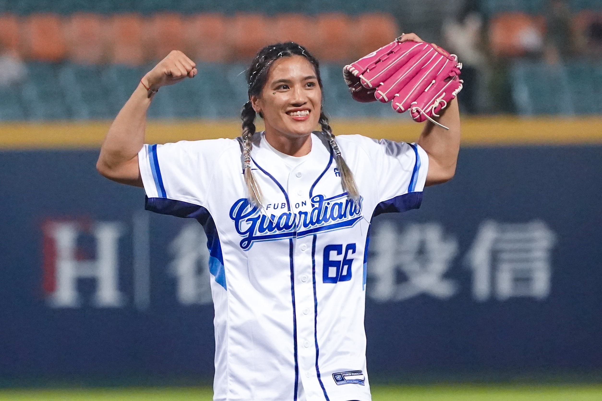 富邦悍將》陳念琴見張育成開心合影　本人認證「真得有像」