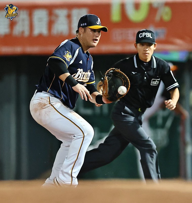 中信兄弟》滾地球打破手套被記失誤　陳俊秀不是第1次了
