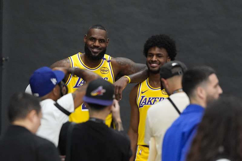 NBA》鬥牛被兒子抱怨出界、犯規　LeBron：你這菜鳥 - TSNA體育新聞團隊