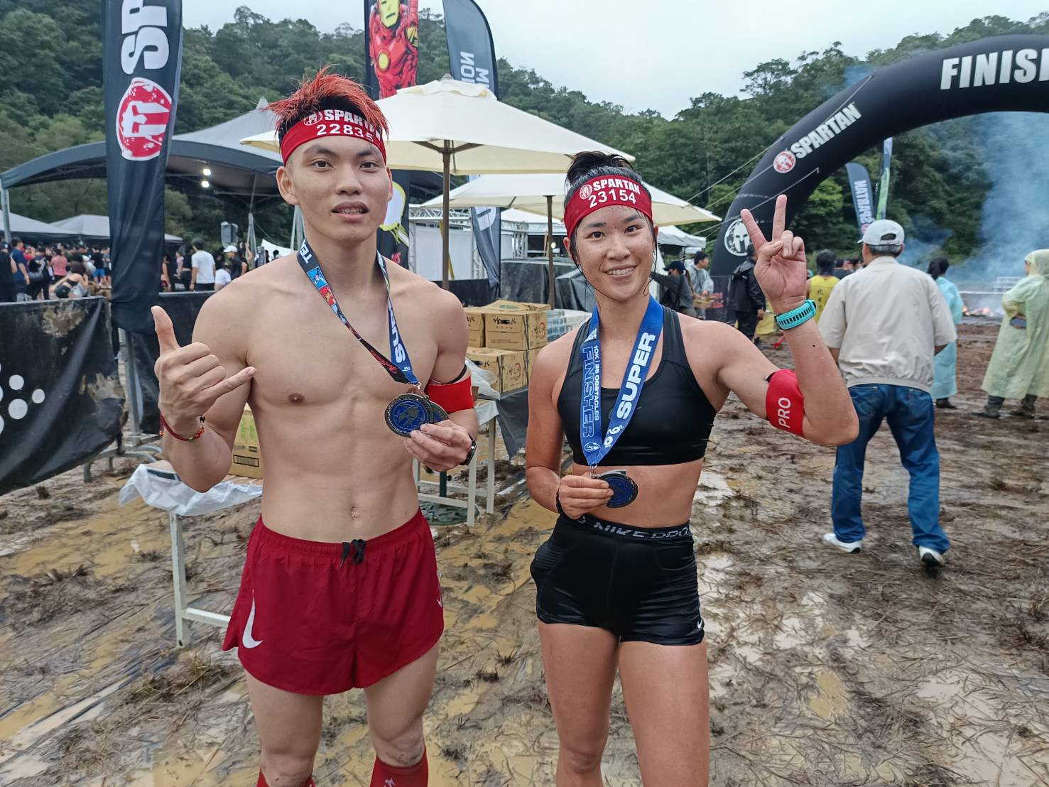 路跑》斯巴達障礙賽　孫育彬、謝伯韶力抗外籍好手奪男女總1