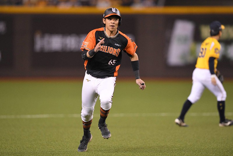 台灣大賽》第1打席聽到休息室傳來「魔性之聲」帶動他　陳重羽3安2打點猛打