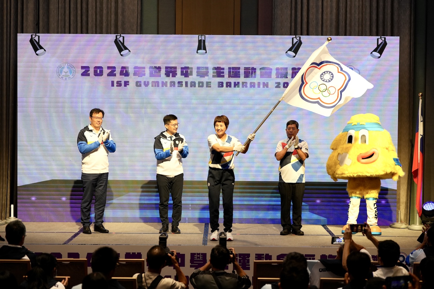 體壇》世界中學生運動會張廖萬堅授旗　台灣健兒啟程巴林　