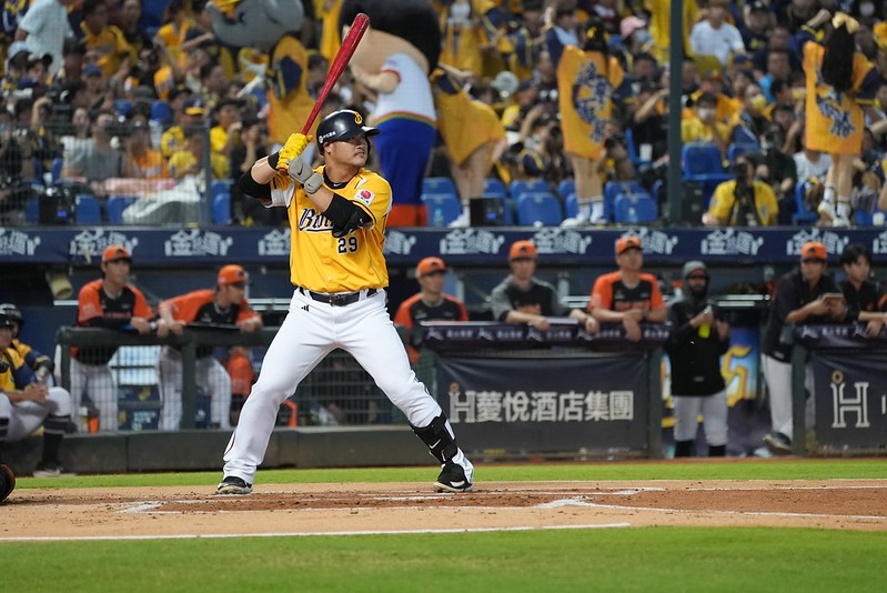 台灣大賽》FA簽來陳俊秀首年　中信兄弟445次保送是非彈力球年代紀錄