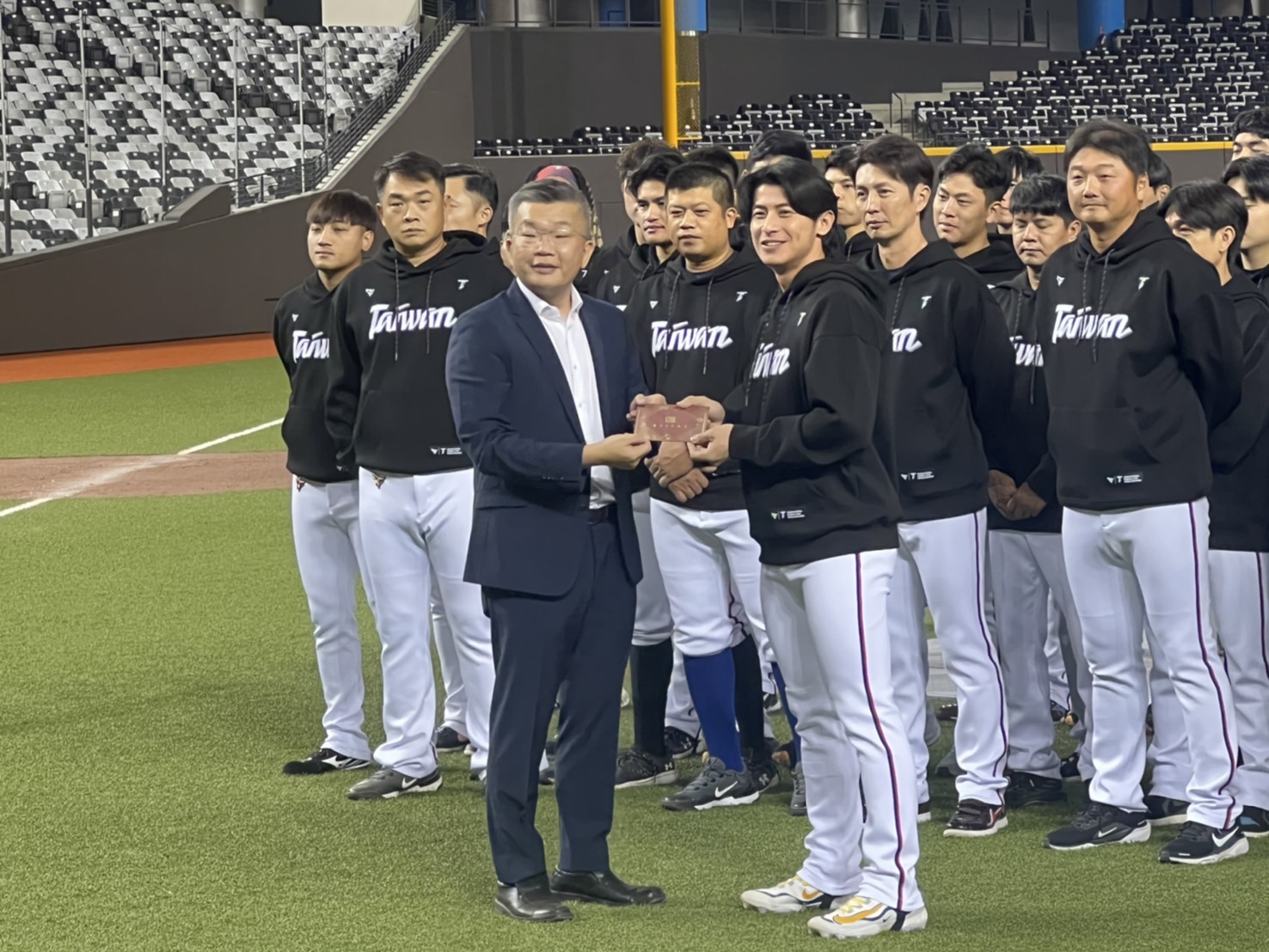 12強賽》會長蔡其昌發50萬加菜金　喊話「要讓國人看到拼勁與自信」