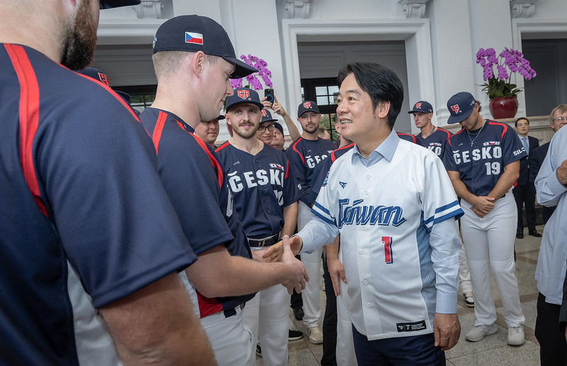 12強賽》捷克隊先禮後兵！　與總統賴清德相見歡還玩自拍