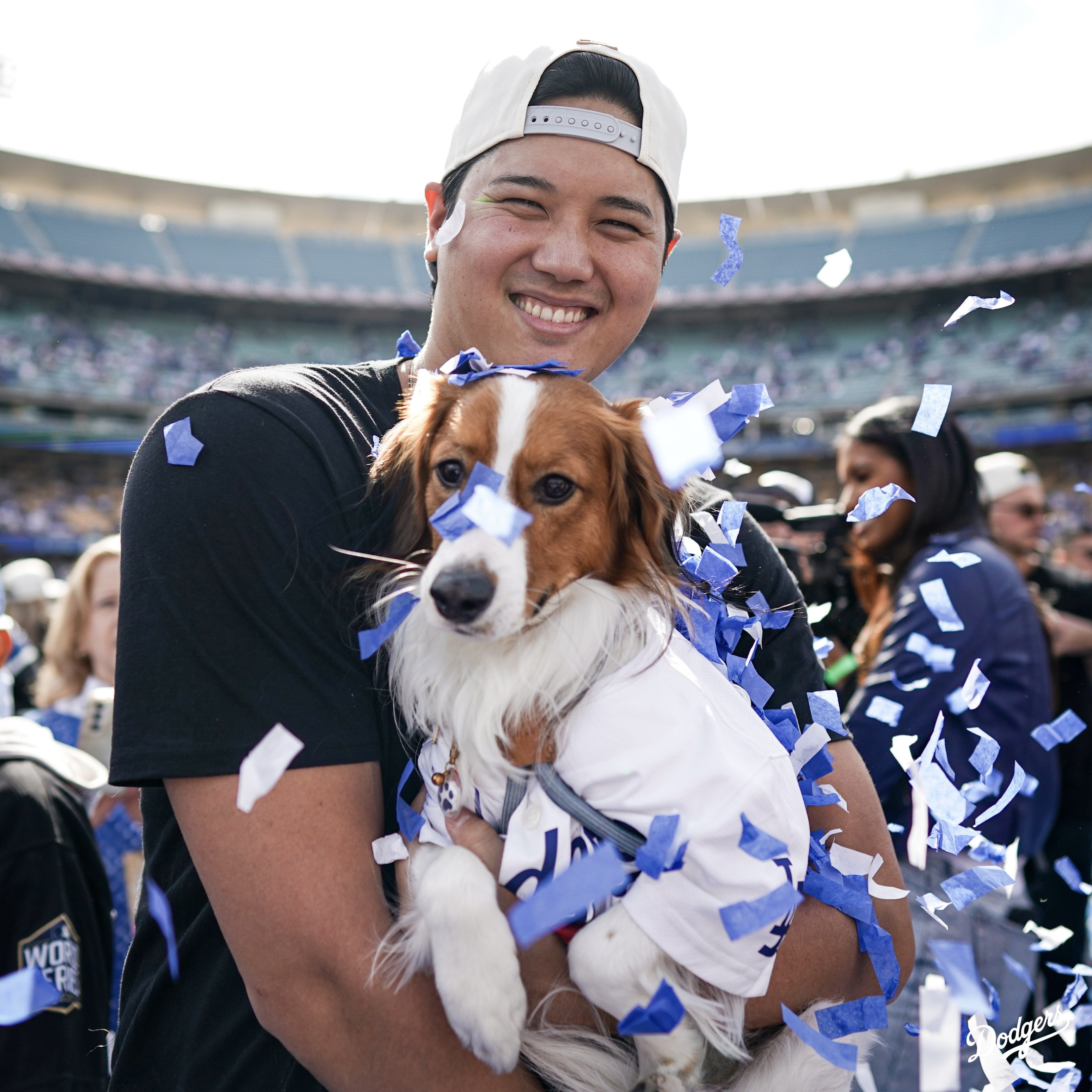 MLB》大谷翔平帶老婆與愛犬現身道奇春訓基地　山本由伸愛犬一起玩