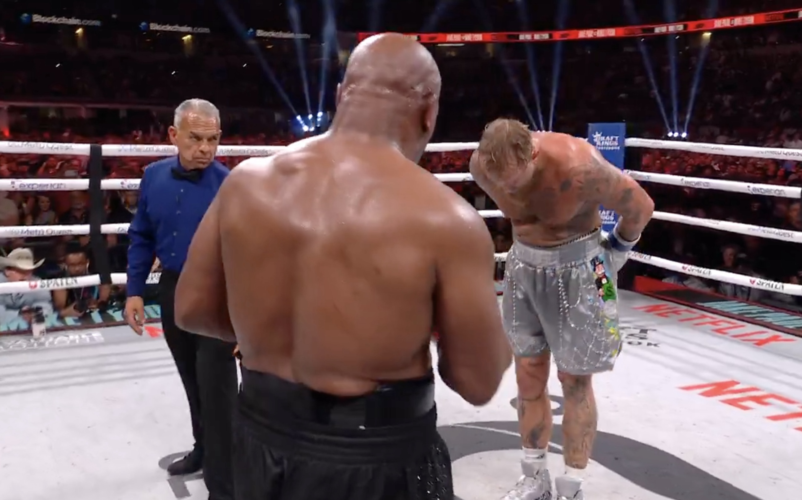 拳擊》影／27歲Paul裁定獲勝　鐘響前向58歲Tyson鞠躬致敬