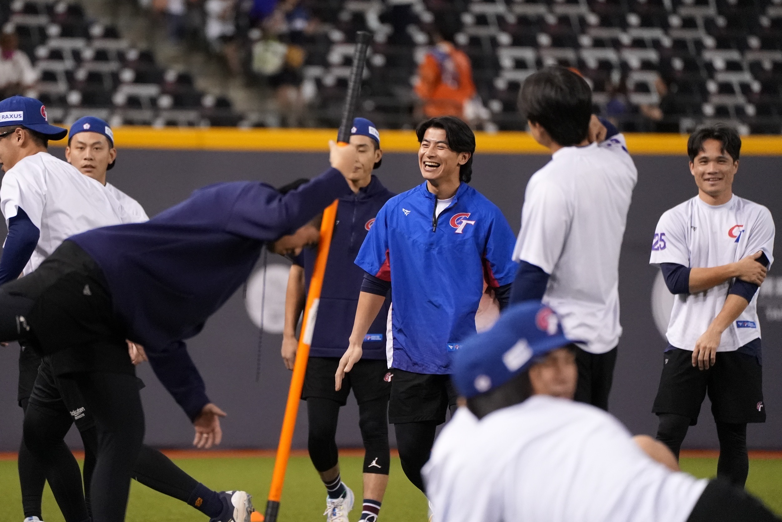 12強賽》曾豪駒對球員比愛心表達「我愛你們」　陳傑憲：我也會比回去