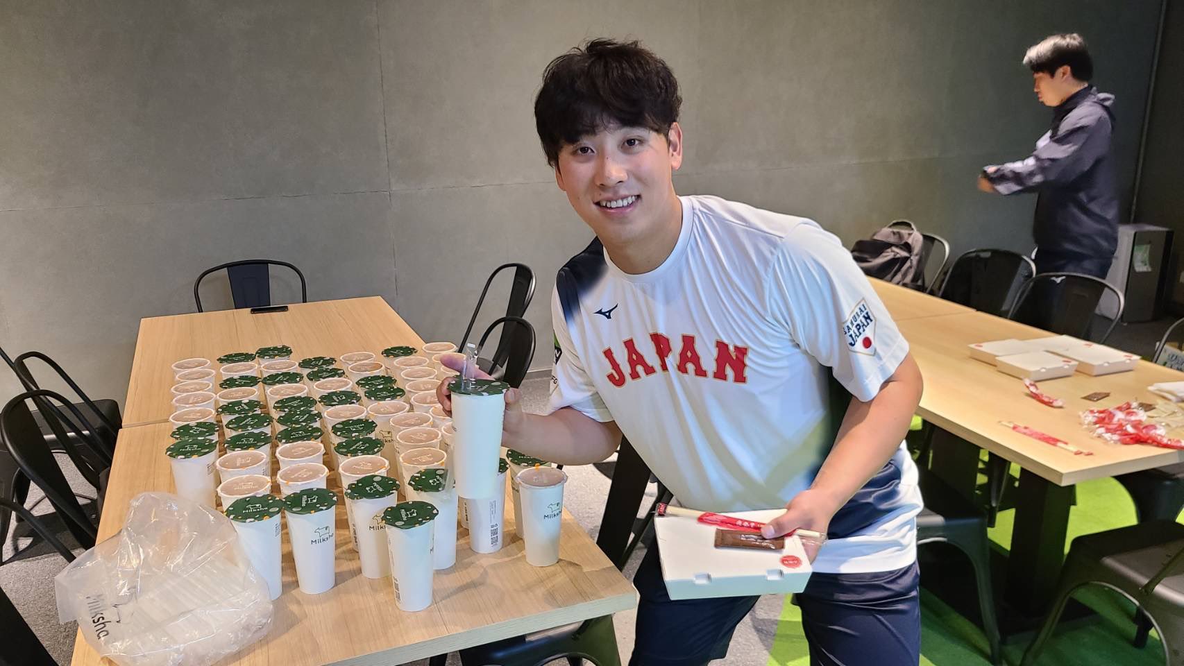 12強賽》宋家豪好大方！　送日本隊樂天隊友珍奶跟小籠包