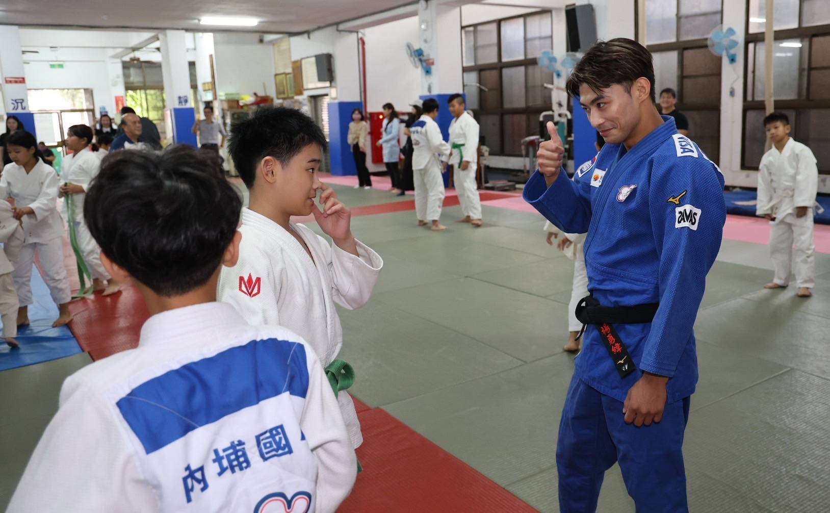 柔道》林鴻道、楊勇緯探訪內埔國小　響應體育扎根、資源下鄉　