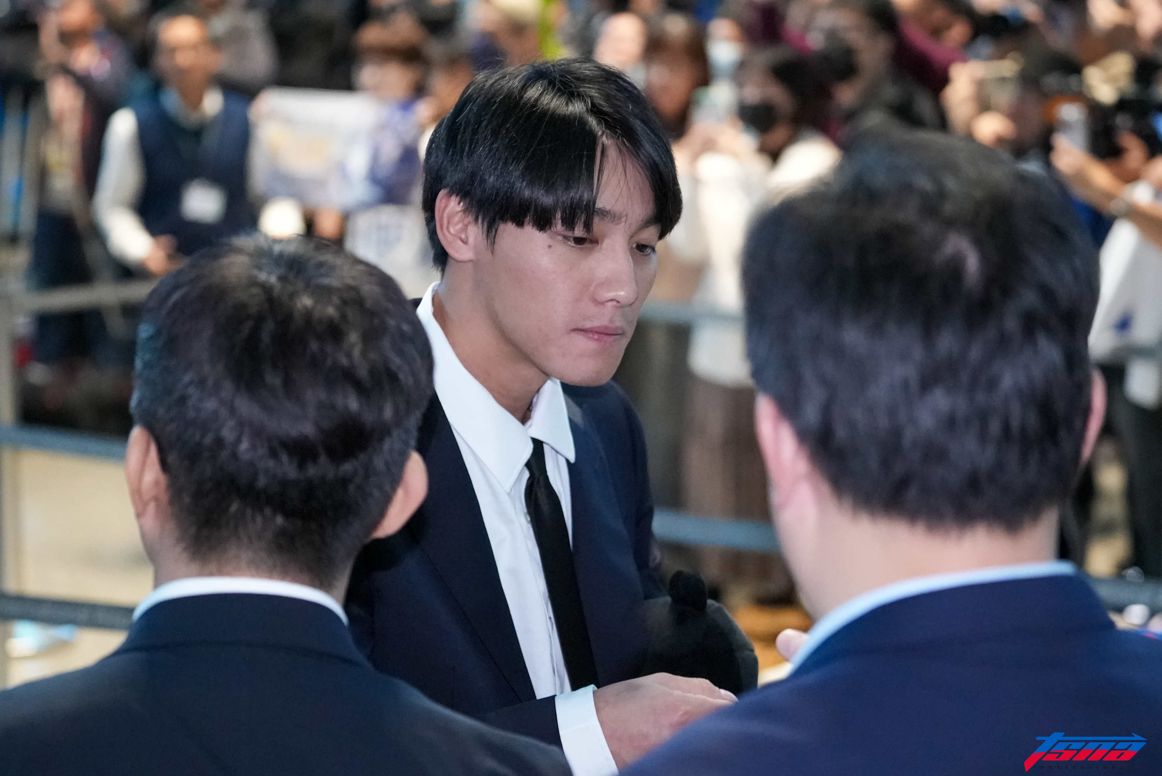 12強賽》陳晨威為自己滿貫砲「打廣告」　與小可愛吃餅乾畫面引熱議