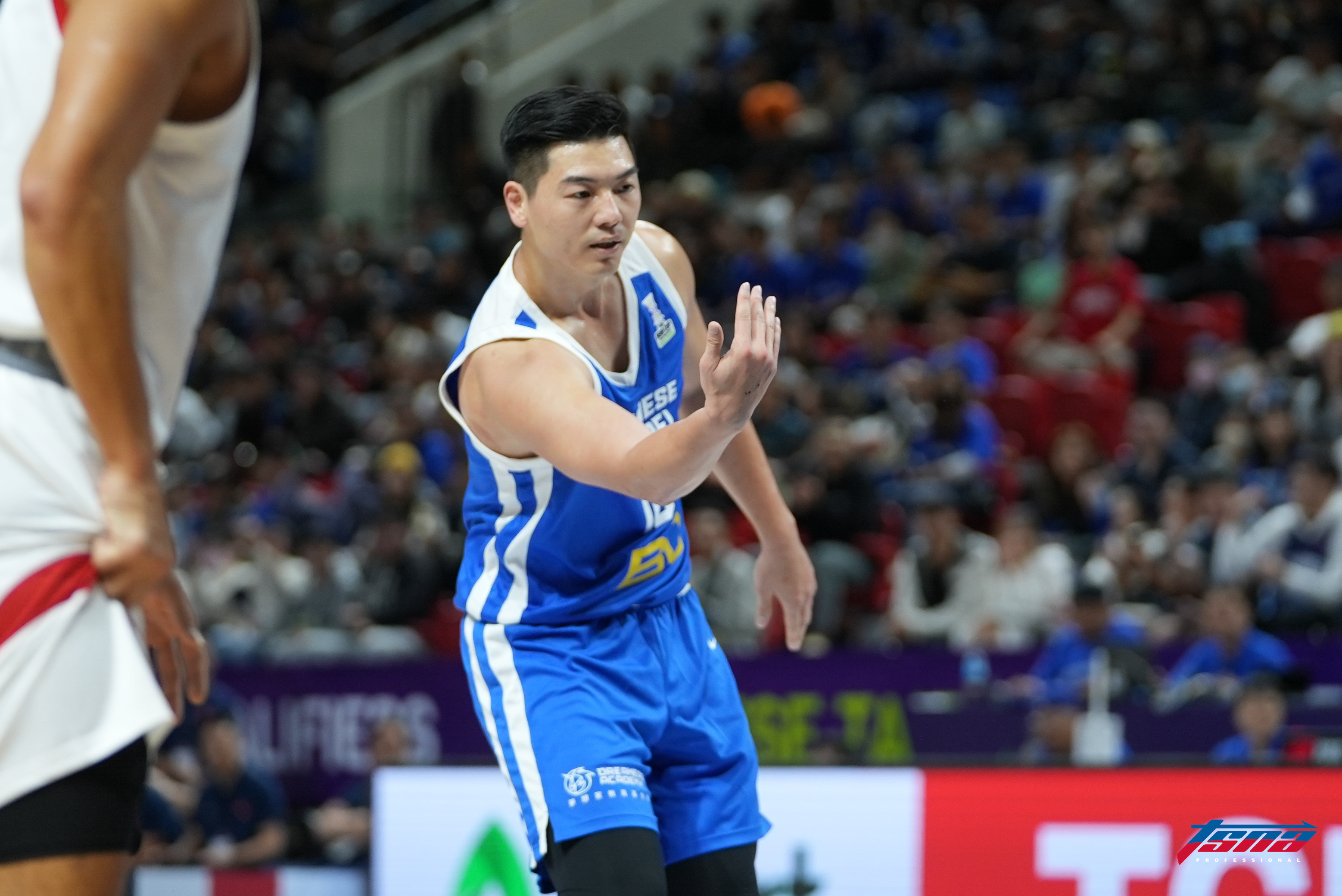 亞洲盃資格賽》胡瓏貿又悍又硬！　做手勢要對手快起身