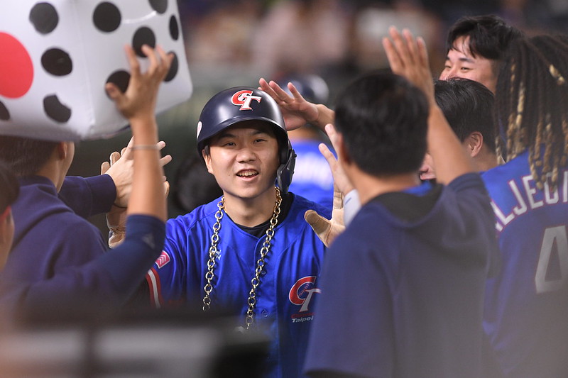 12強賽》中華隊火力全開8比2擊敗美國　開放職棒參加一級賽事對戰首勝