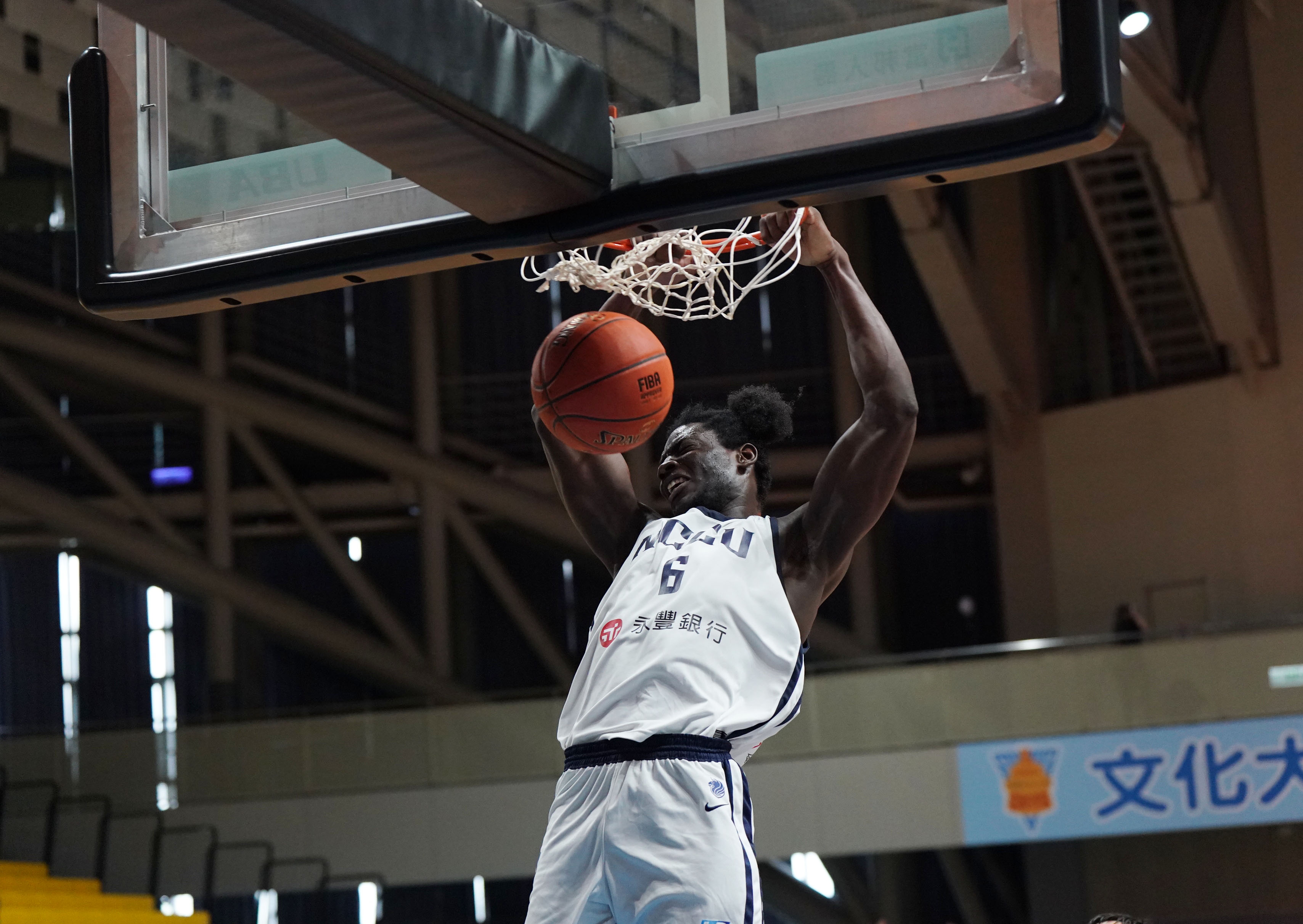 UBA》政大新外籍生盛岦　只打8分鐘拿20分10籃板