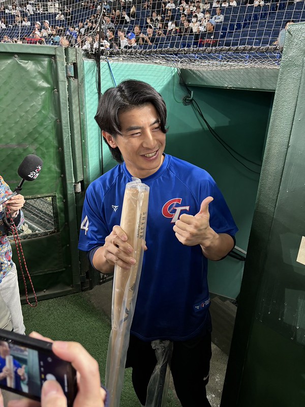 12強賽》台日冠軍賽前　陳傑憲與最火熱的小園海斗交換球棒