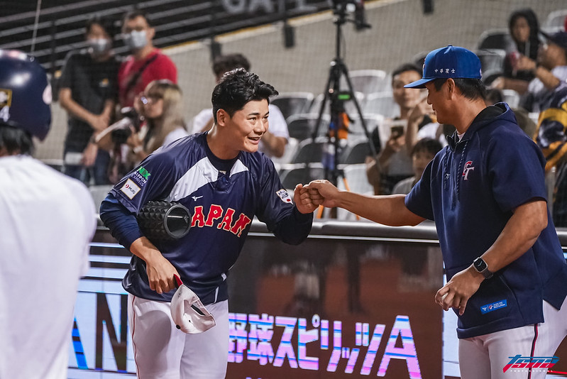 12強賽》板凳席看臺灣奪冠　清宮幸太郎專程向高國輝祝賀