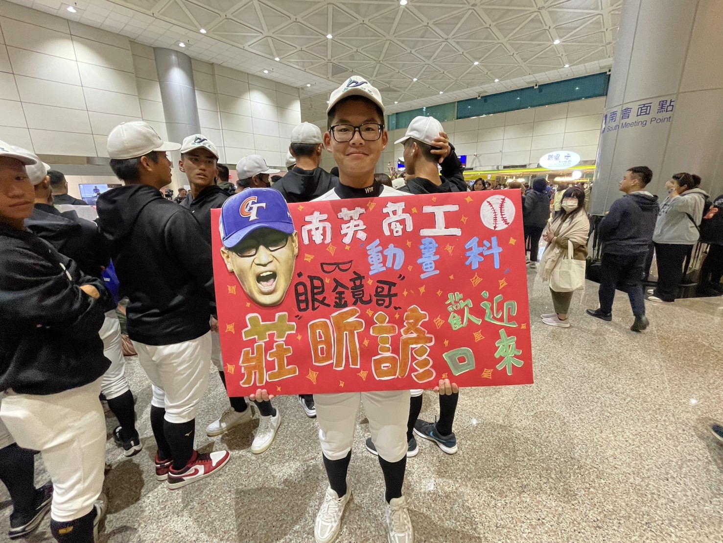 12強賽》大批球迷到機場力挺台灣英雄　南英商工全隊都來了