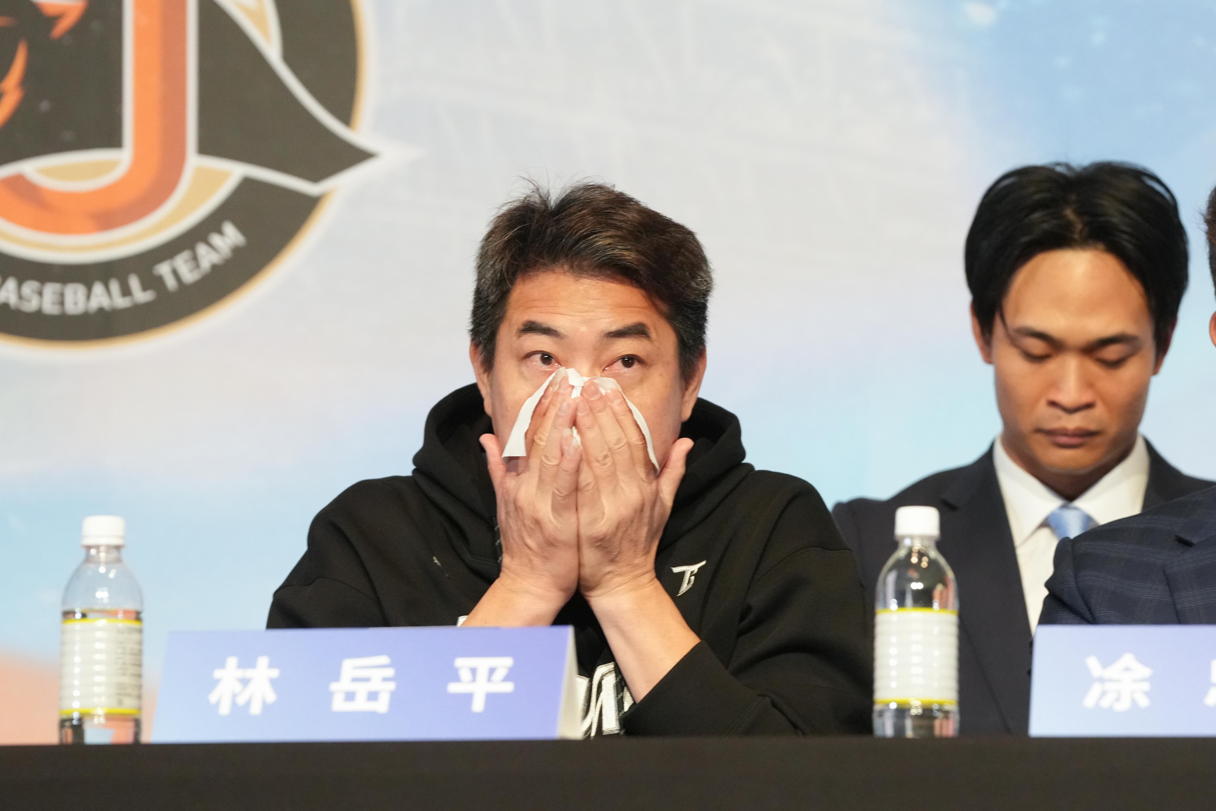 古林旅外》「比我拿下冠軍還要更驕傲」　12強賽投手教練林岳平現身落淚　