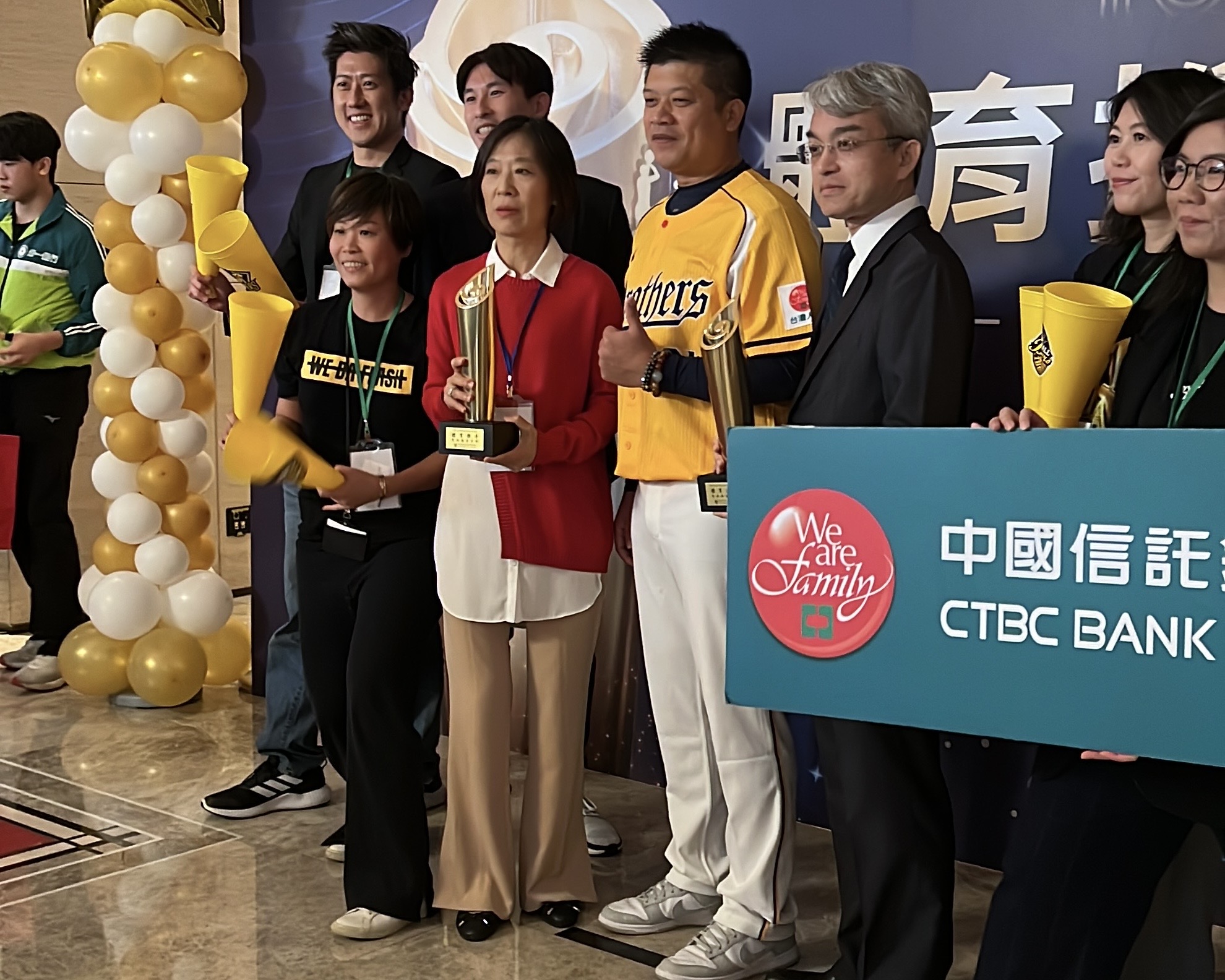 體育推手獎》12強冠軍教練陳江和、奧運羽球金牌王齊麟現身會場