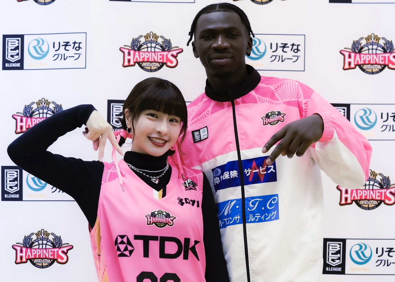 籃球》峮峮赴日與阿巴西相見歡　球迷直呼勝利女神