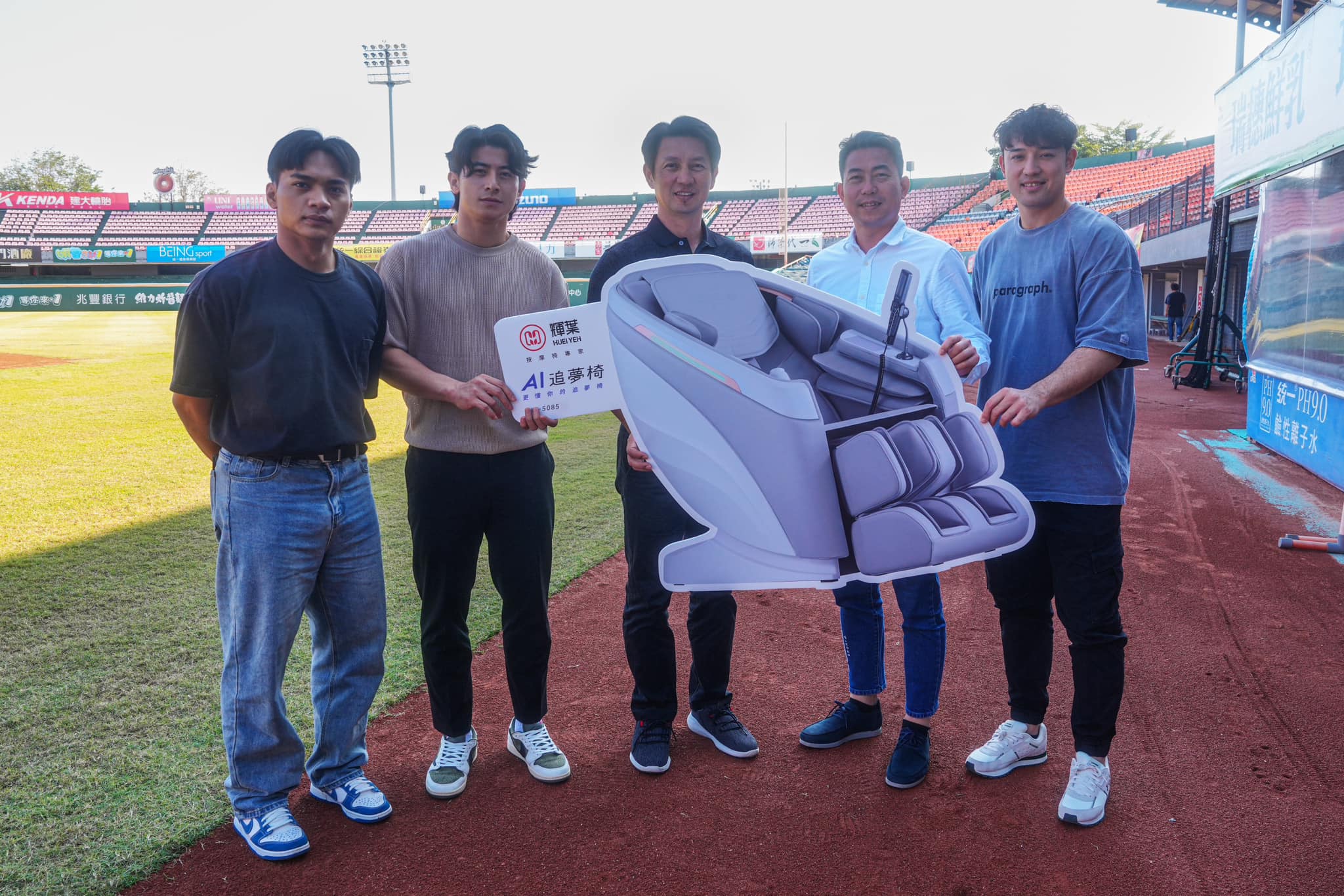 統一獅》12強賽教練、球員1人1台AI追夢椅　按摩椅讓身心放鬆
