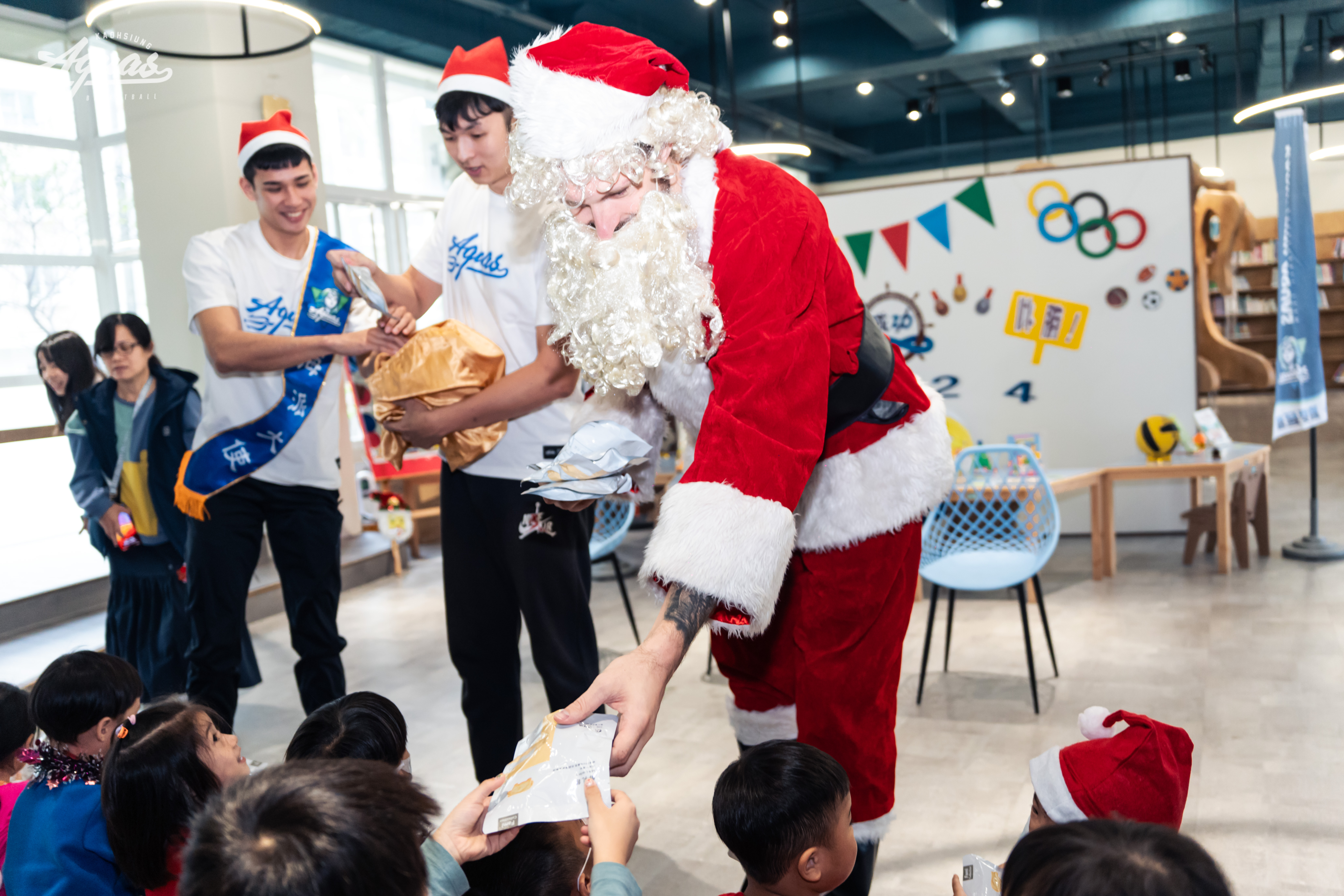 TPBL》海神聖誕做愛心　艾德化身聖誕老人送驚喜