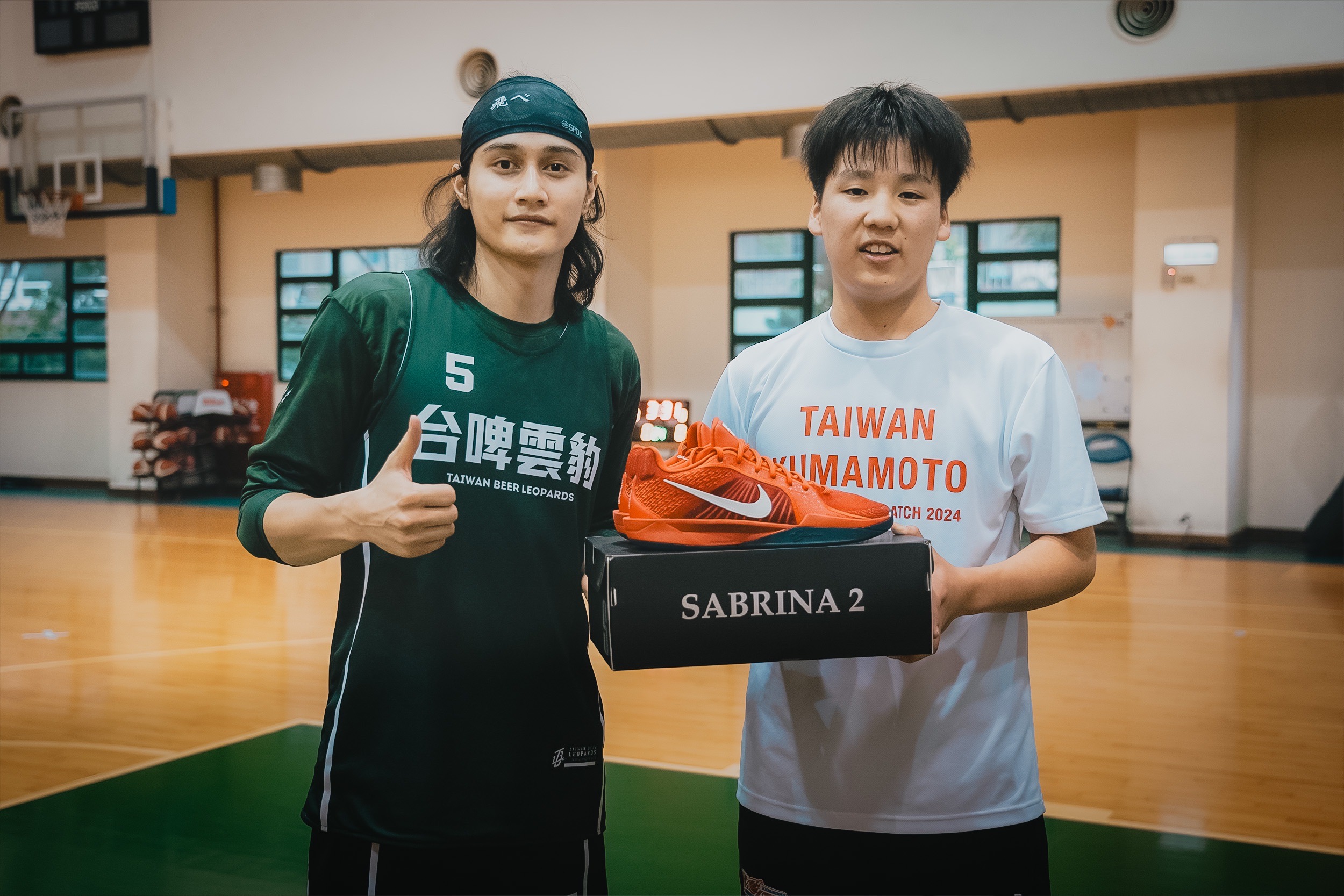 TPBL》熊本Volters青年隊造訪雲豹基地　高錦瑋致贈球鞋