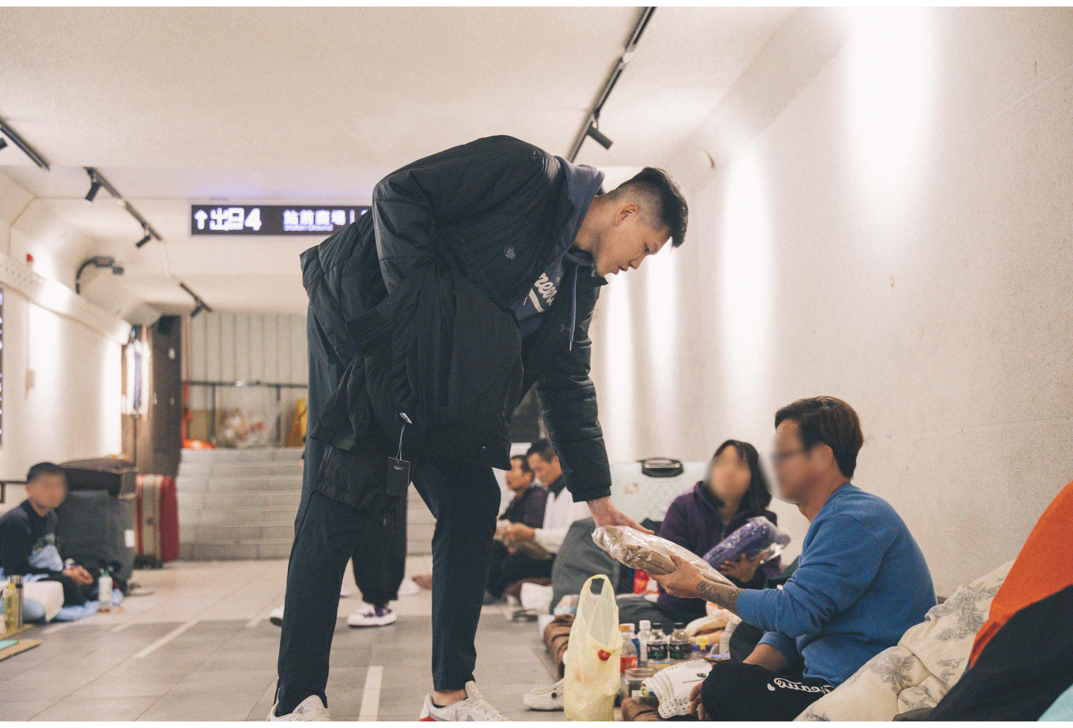 TPBL》寒冬送暖！　攻城獅攜手服飾品牌為街友送厚衣