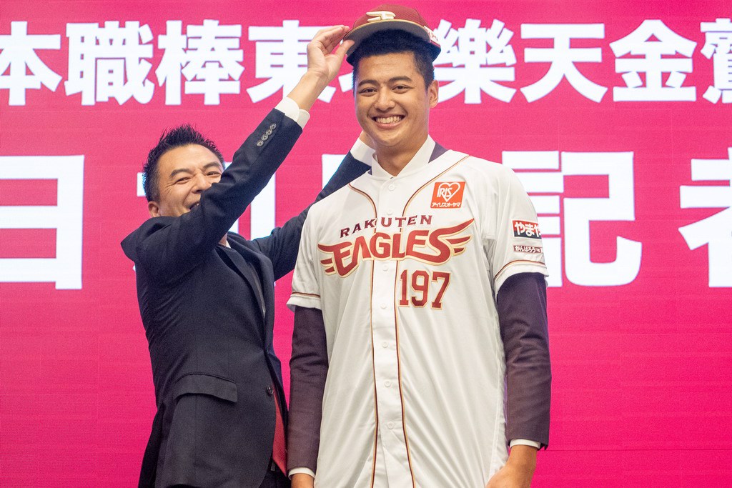 日職》197公分蕭齊身高太高　樂天金鷲宿舍床不夠他睡