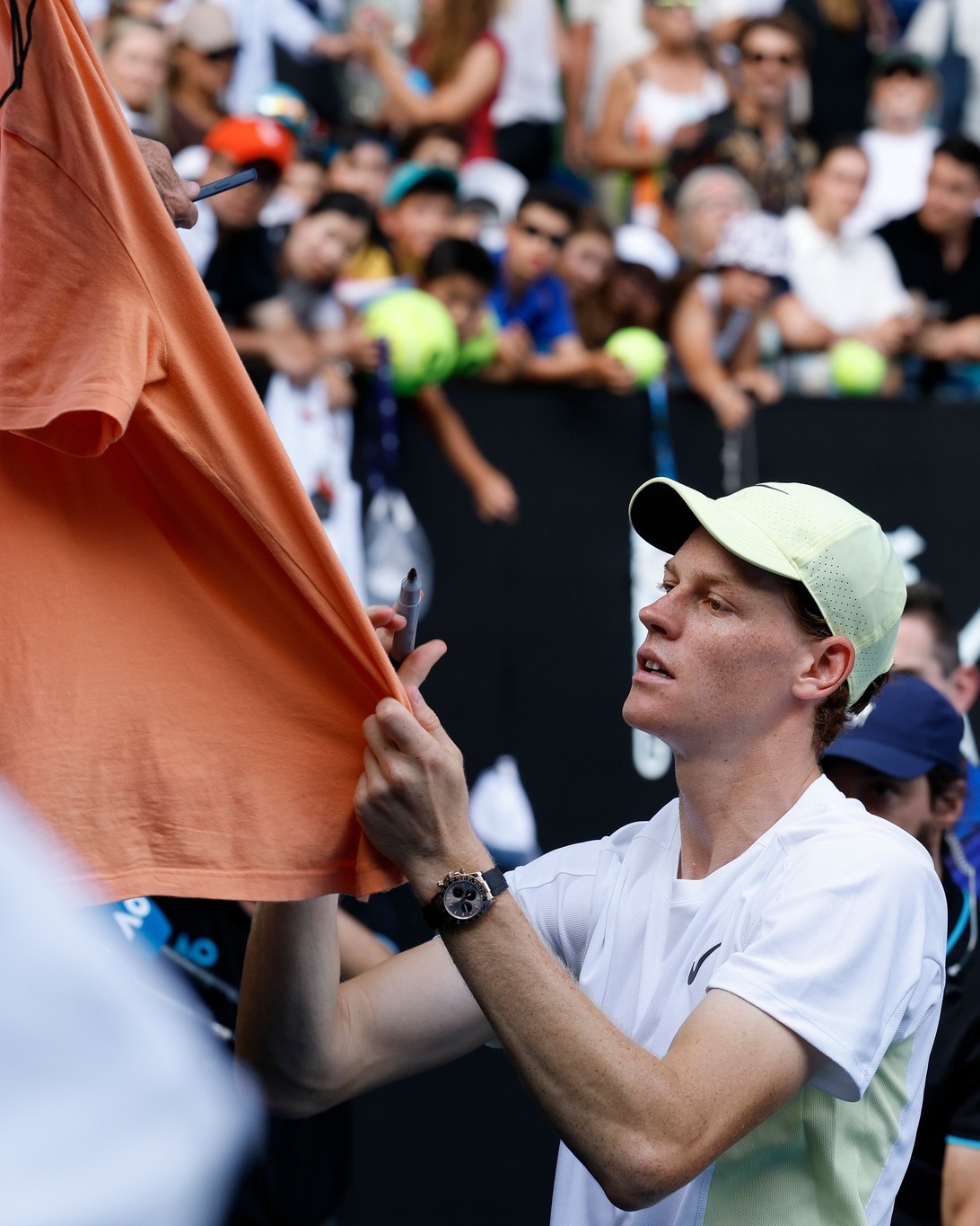 澳網》Jannik Sinne賽前預感不順　果真遭遇醫療暫停、球網故障　