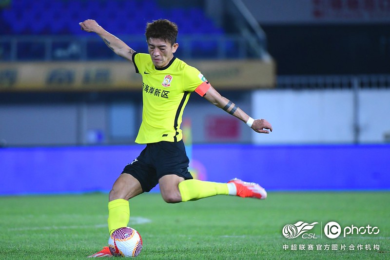 足球》續約中超青島西海岸　陳柏良：當最後1年踢
