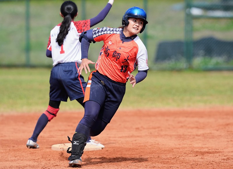 大專女壘》二刀流朱怡珊完投勝兼3安猛打　高師險勝臺師