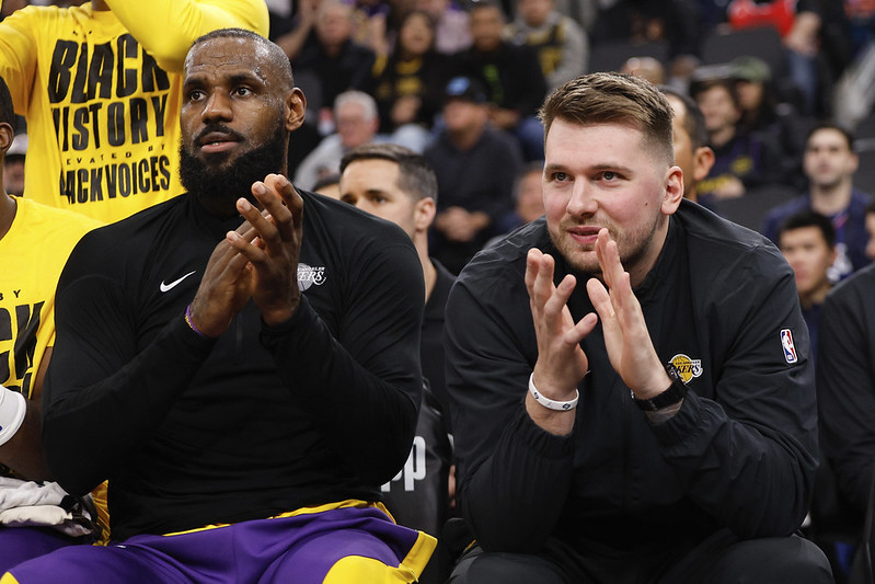 NBA》獨行俠老闆暗批Doncic？　LeBron：丑角搬進皇宮不會變成王 - TSNA體育新聞團隊