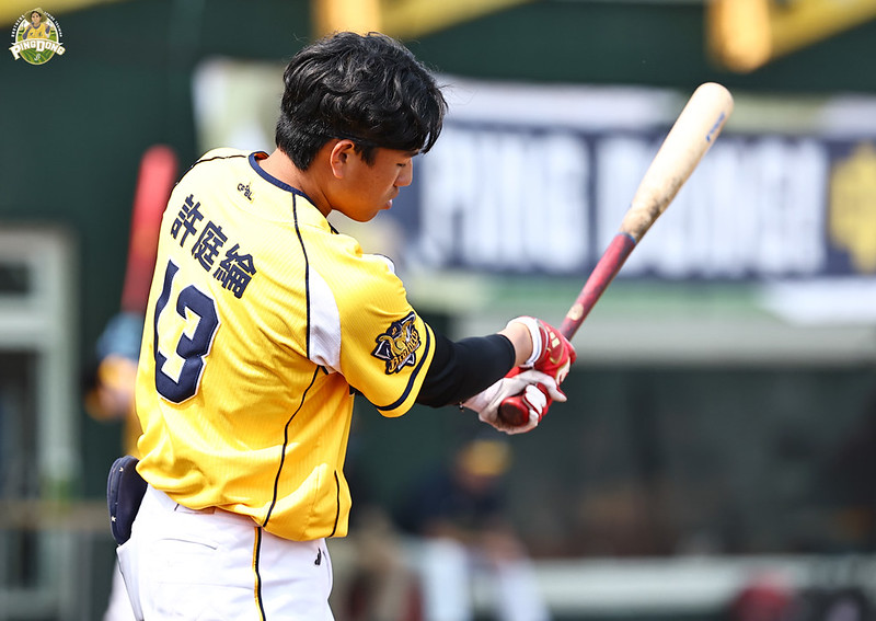 中信兄弟》7分差擊敗英雄但兩次大型跑壘失誤　平野惠一中場指導許庭綸