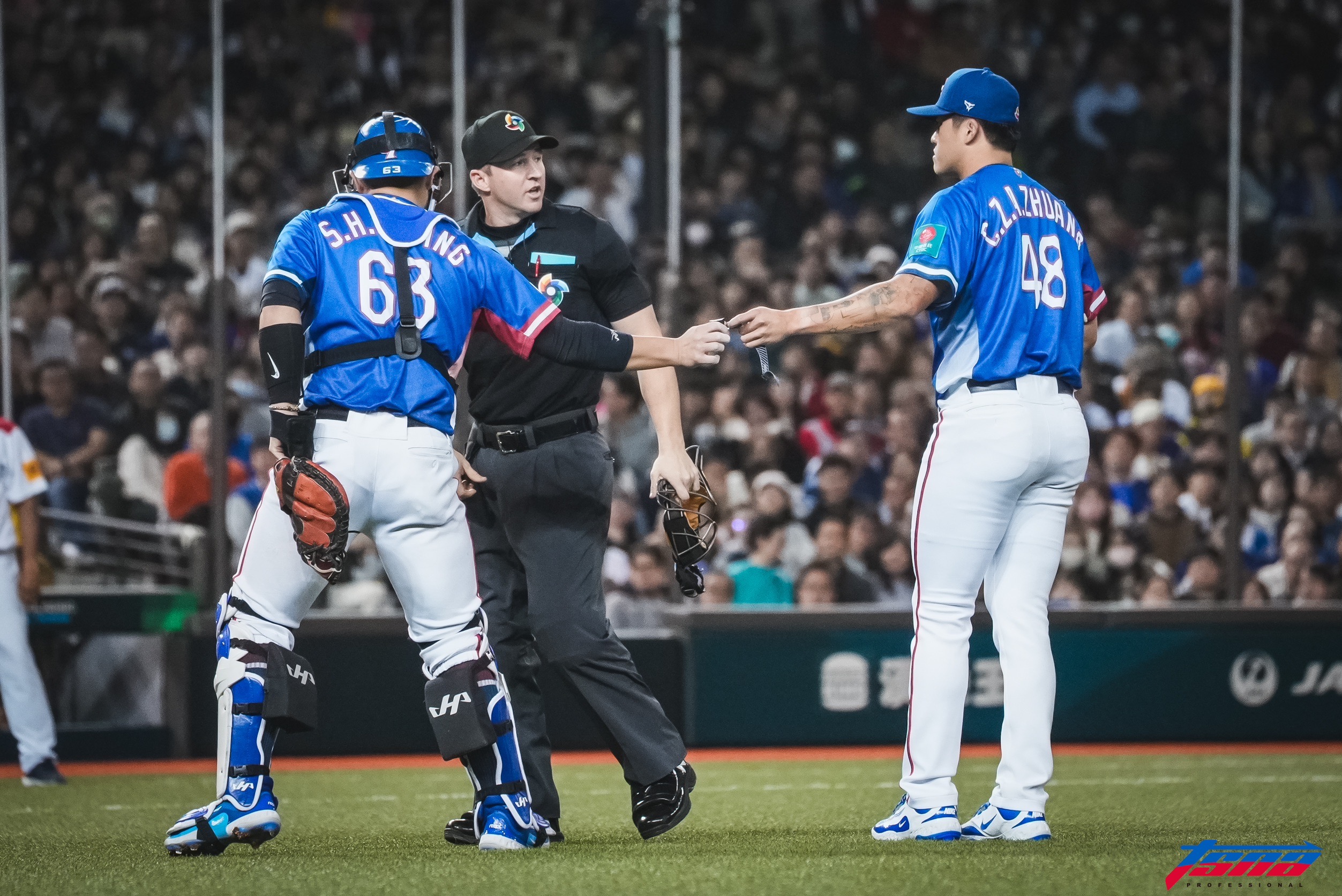 WBC資格賽》西班牙隊總教練上場「拐氣」　莊陳仲敖被迫取下手環