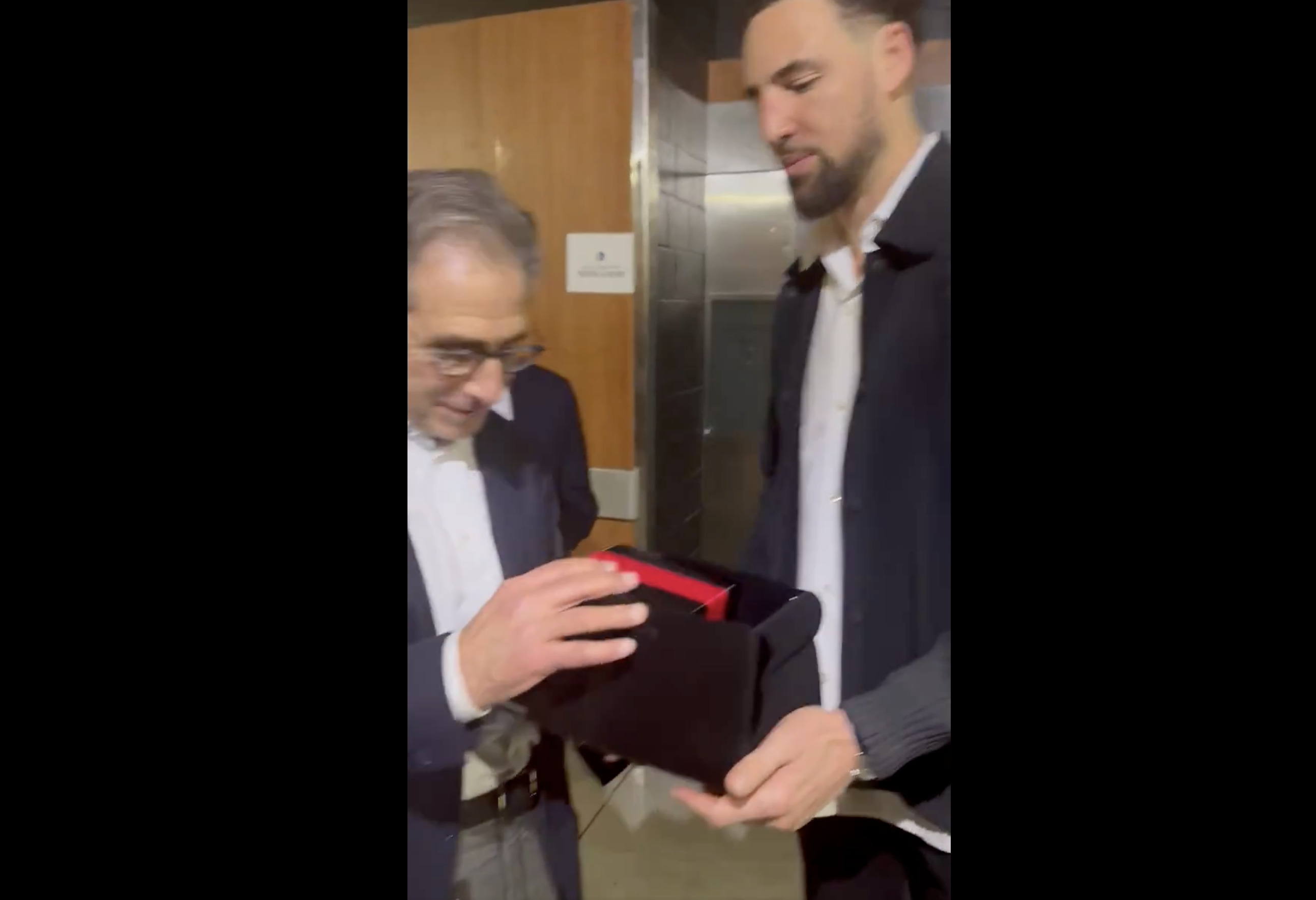 NBA》影／感謝治療阿基里斯腱的醫生　Klay Thompson送總冠軍戒