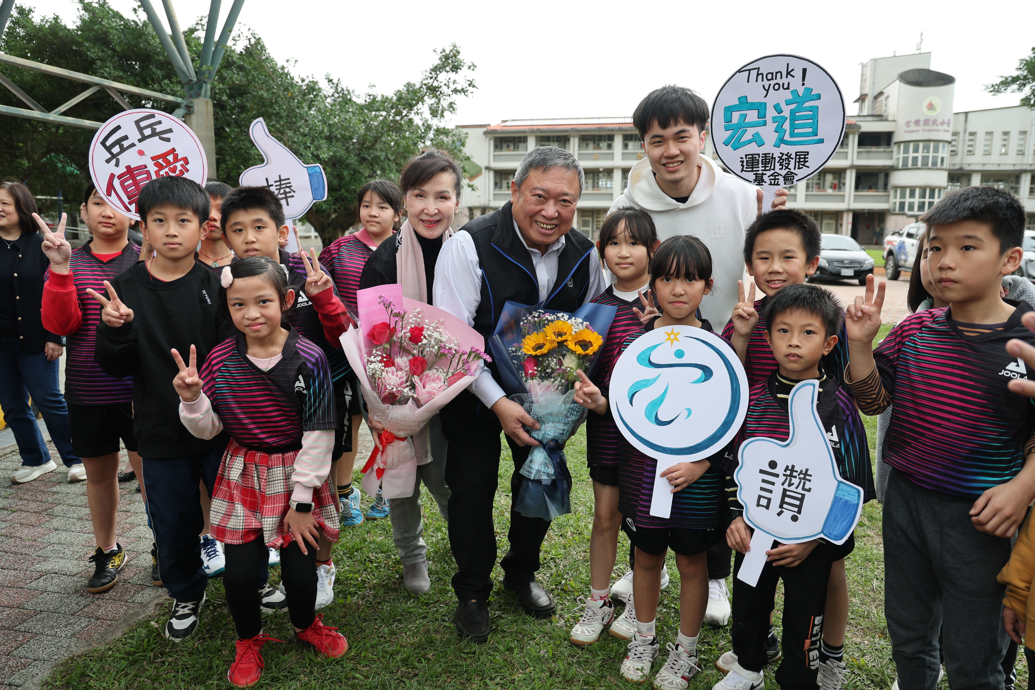 桌球》宏道基金會捐贈10萬予公館國小　「小林同學」林昀儒師生都好愛