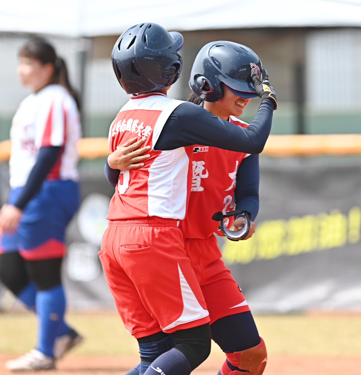 大專女壘》王妤藍再見安打被虧「小大一」　葉貴萍開轟重回全壘打后