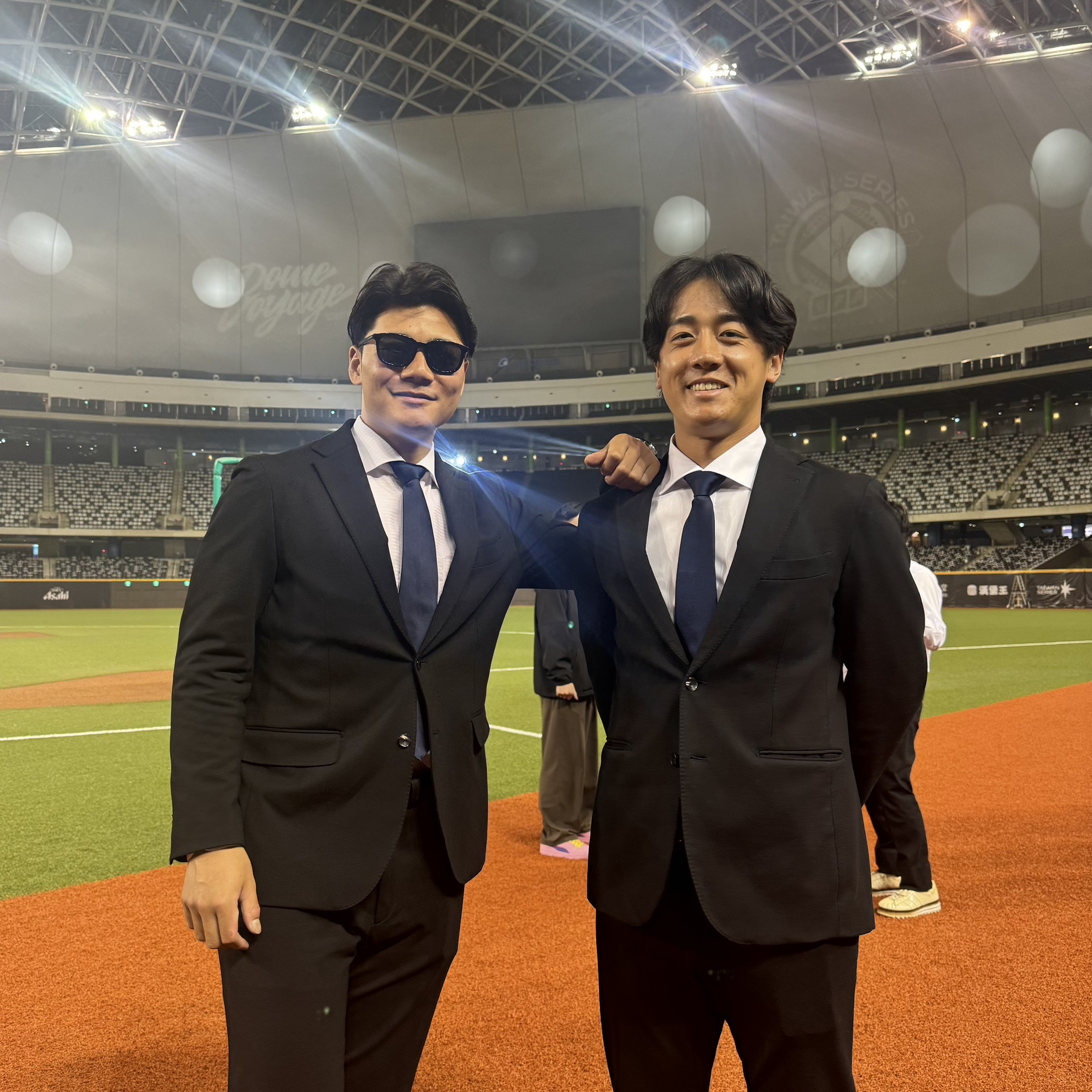 火腿交流賽》影／全員抵台破百名球迷接機　監督新庄剛志熱情地跟球迷自拍