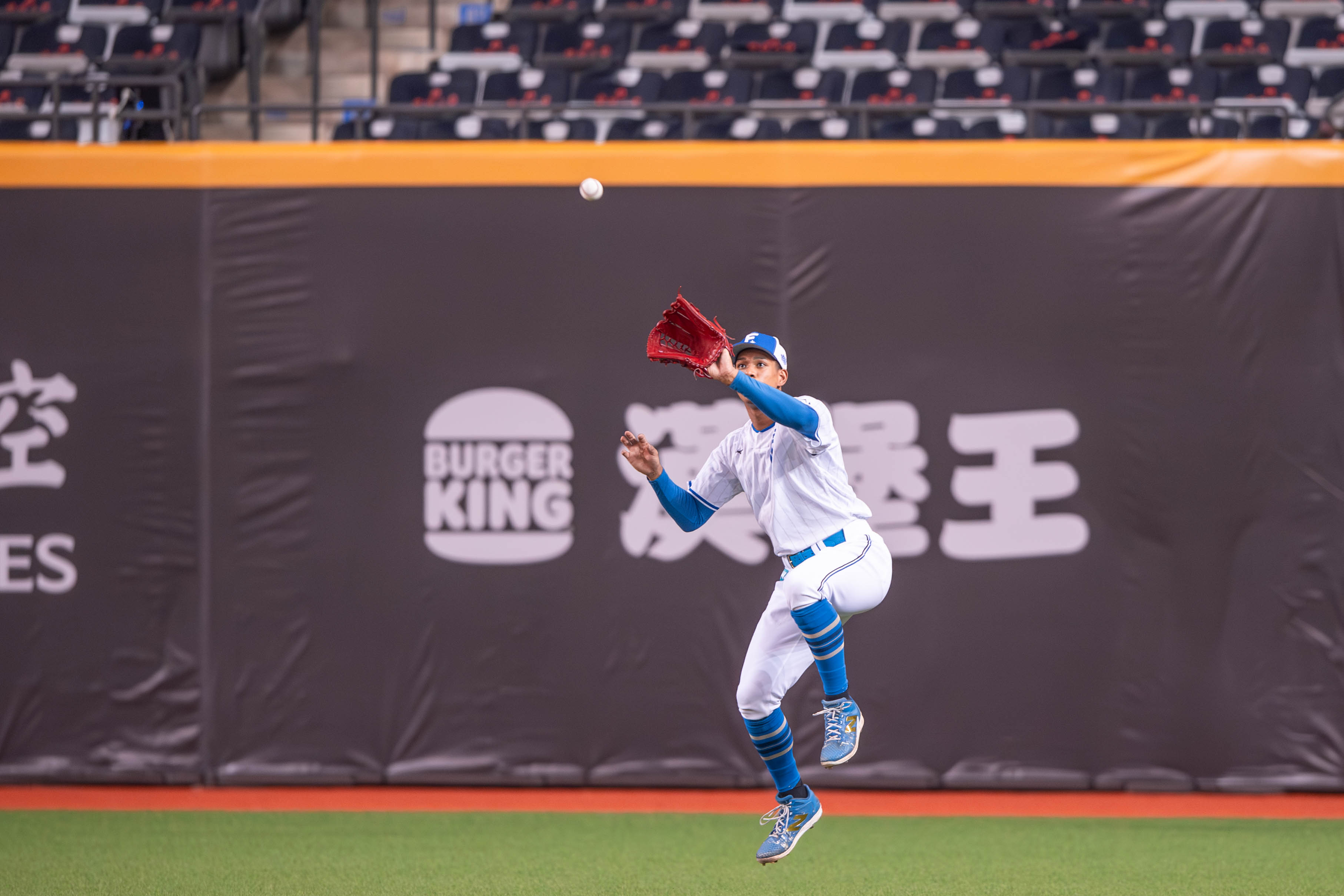 火腿交流賽》万波中正的「雷射肩」有多猛？　伏見寅威：跟飛彈一樣快