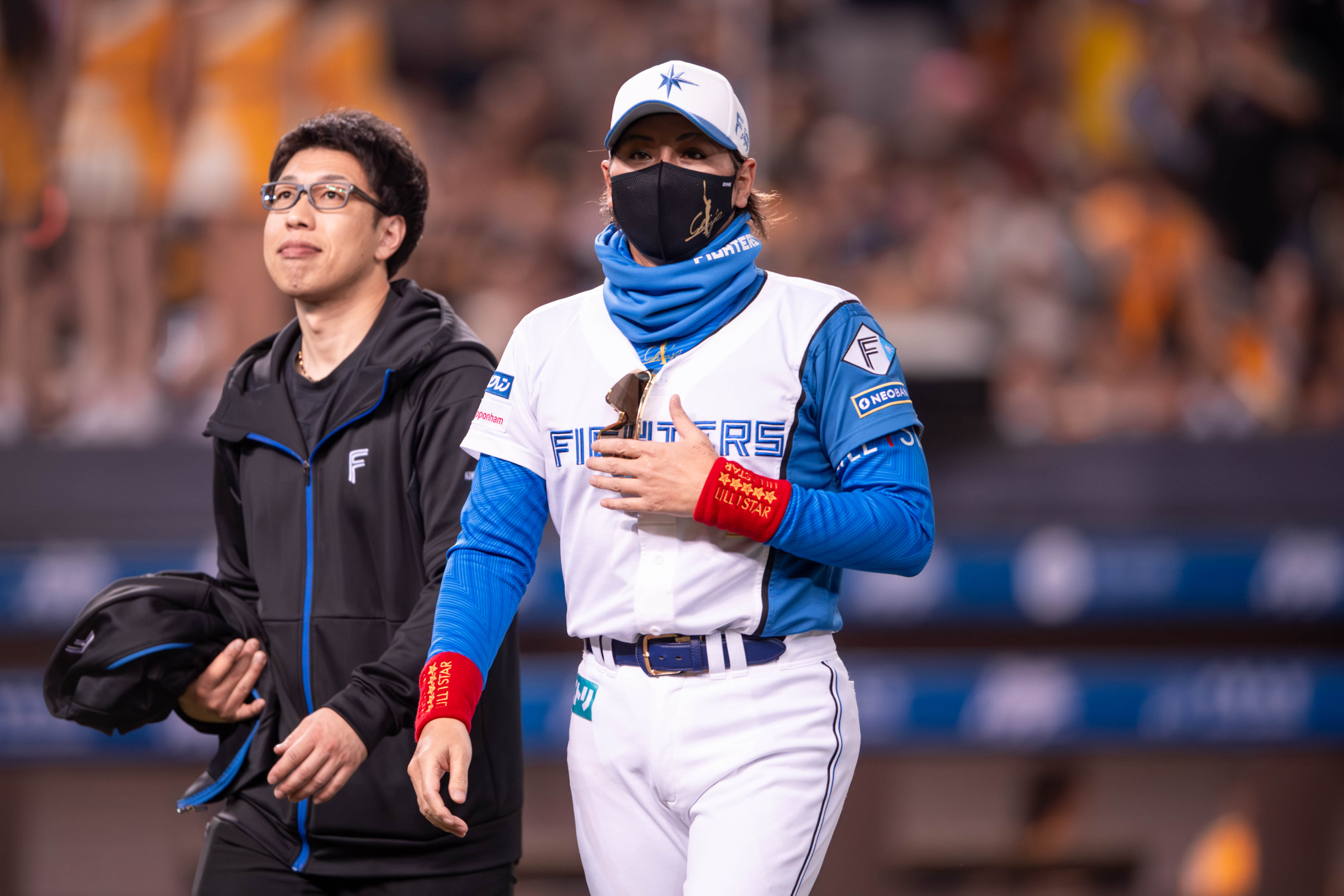 火腿交流賽》新庄剛志開球竟用徒手去接　賽後解釋「手蠻痛的」