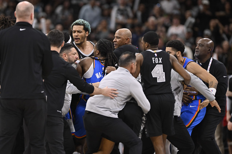 NBA》馬刺雷霆亂鬥3人被趕出場　Sochan灌籃後參戰：不嚴重