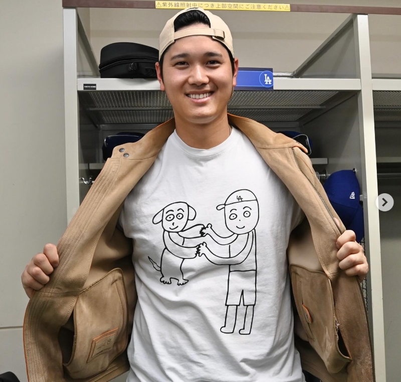 MLB海外賽》大谷翔平身穿自己與愛犬Decoy的插畫T恤　竟是前田健太畫作