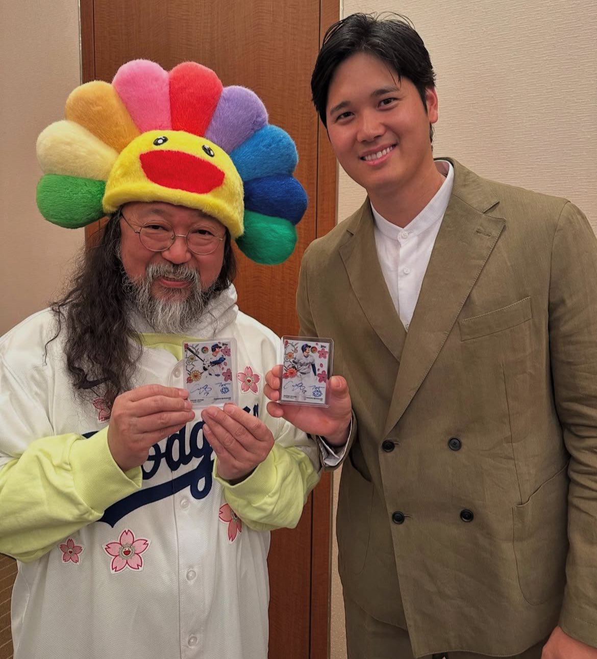 MLB海外賽》大谷翔平跟村上隆「夢幻合照」　兩人簽名卡超珍貴